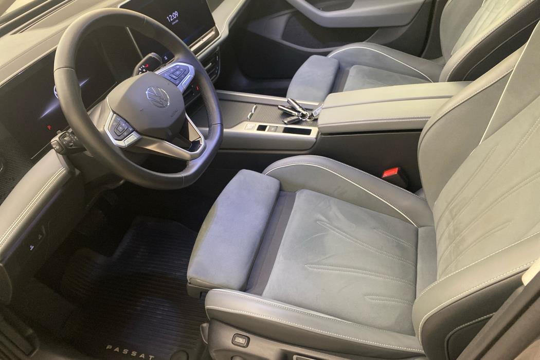 VOLKSWAGEN Passat 2024