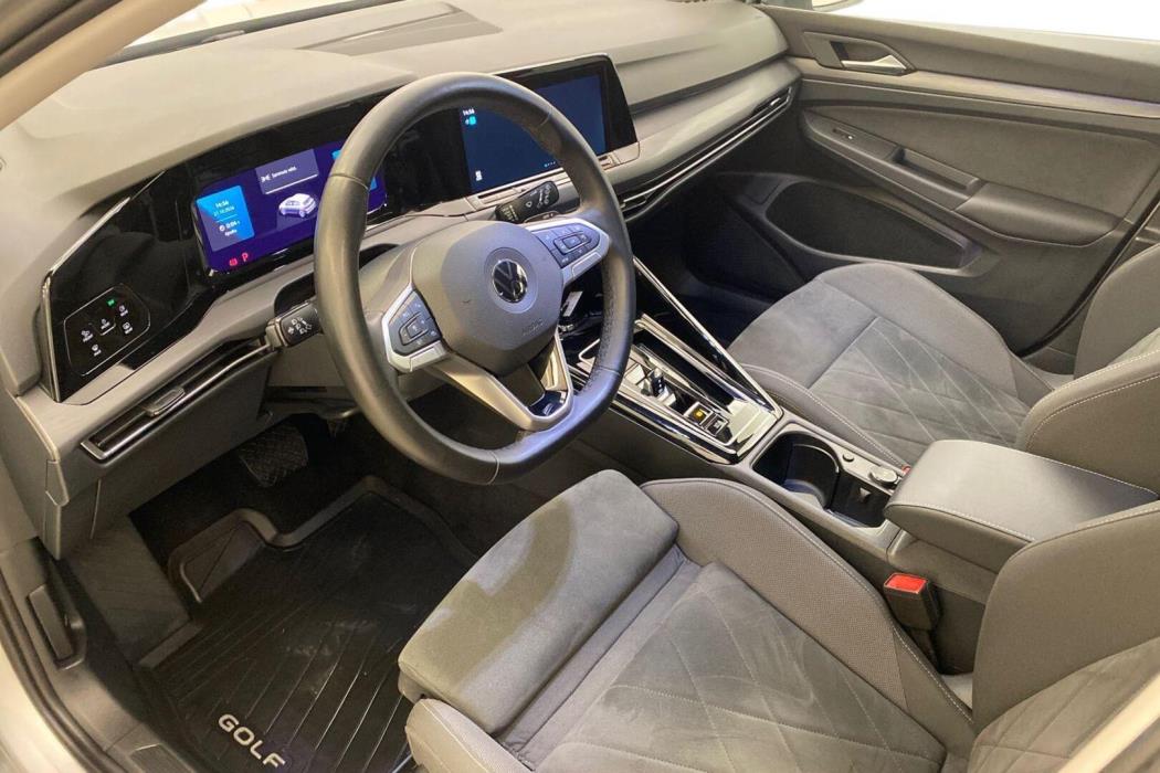 VOLKSWAGEN Golf 2023