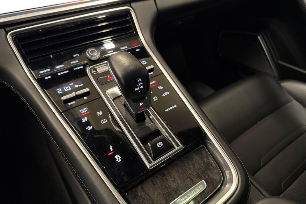 PORSCHE Panamera 2018