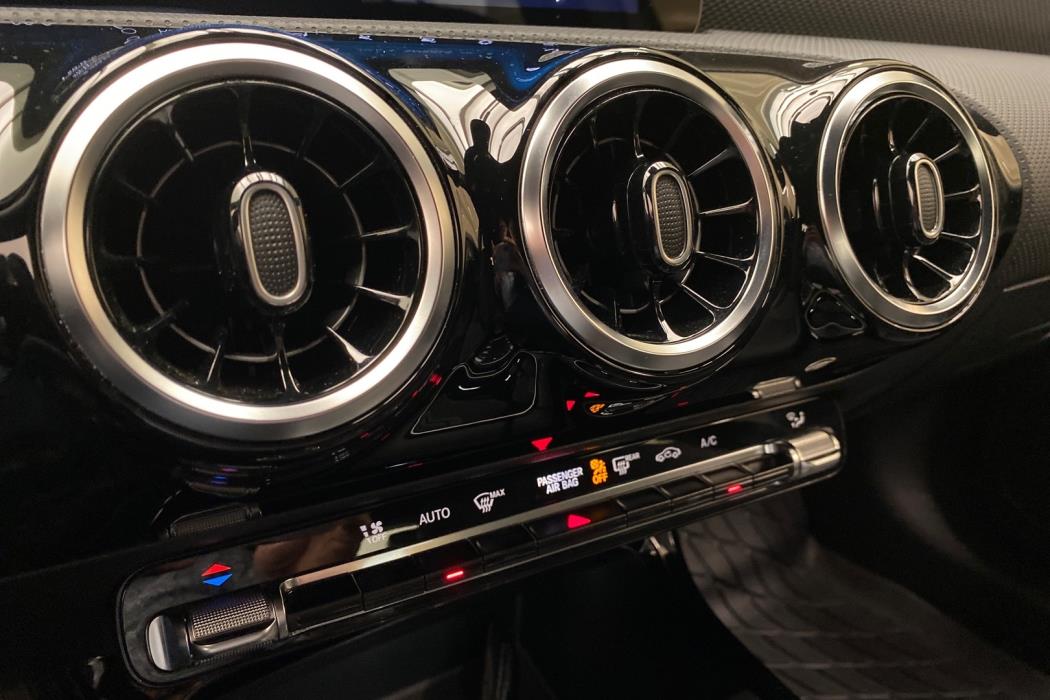 MERCEDES-BENZ A 2022