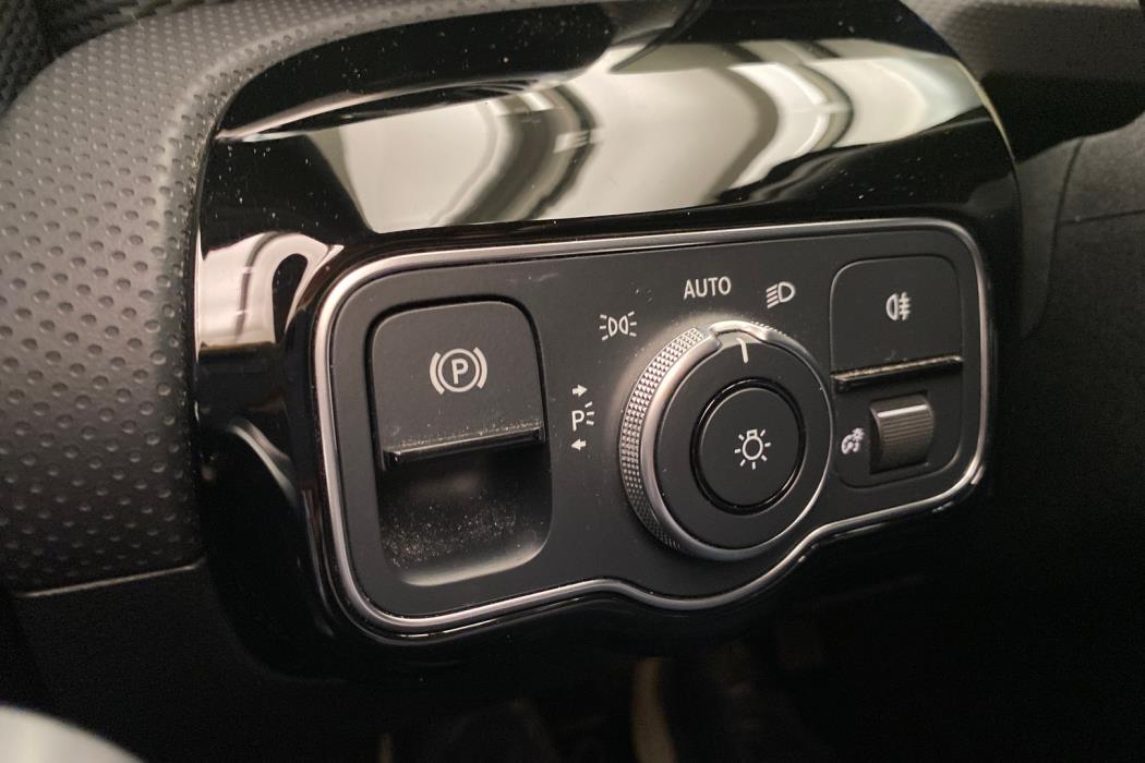 MERCEDES-BENZ A 2022