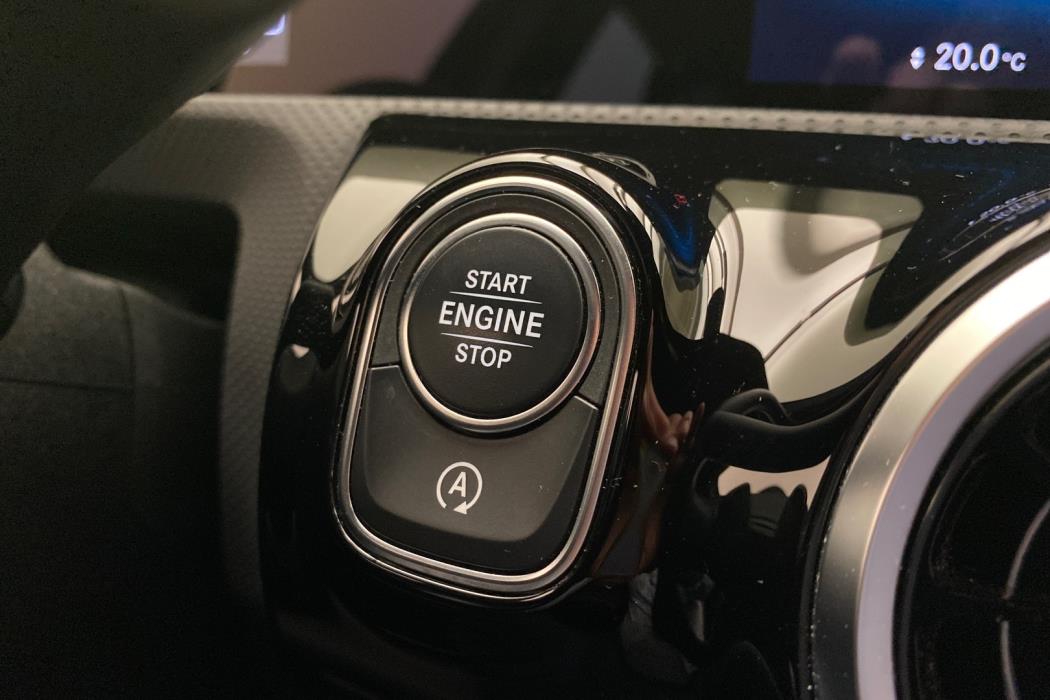 MERCEDES-BENZ A 2022