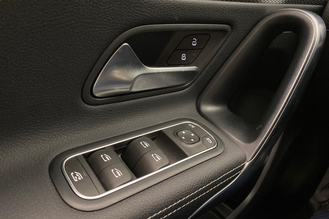 MERCEDES-BENZ A 2022