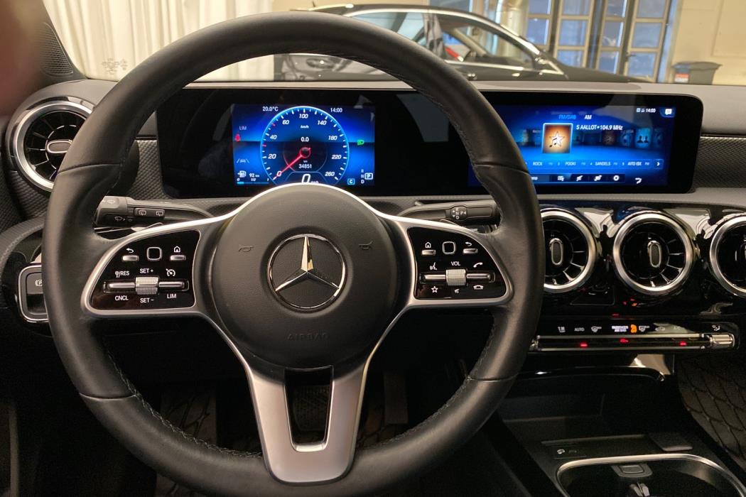 MERCEDES-BENZ A 2022