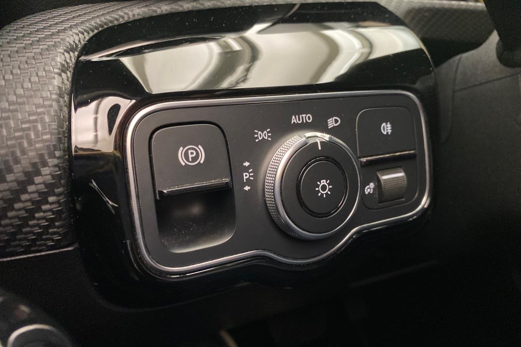 MERCEDES-BENZ A 2020