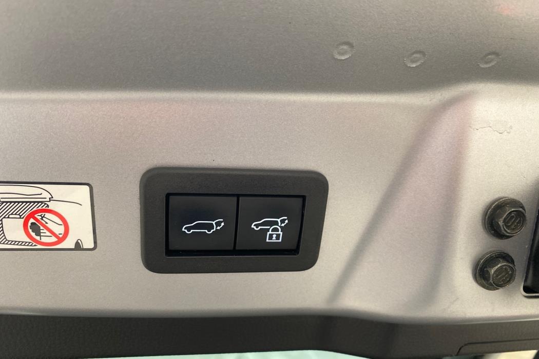 TOYOTA Prius Plug-in 2024