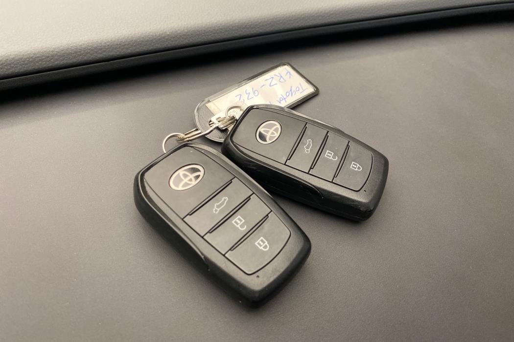 TOYOTA Prius Plug-in 2024