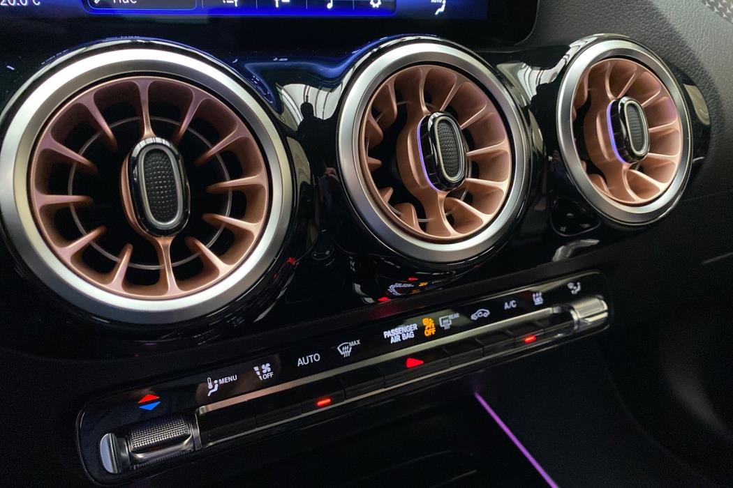 MERCEDES-BENZ EQA 2025