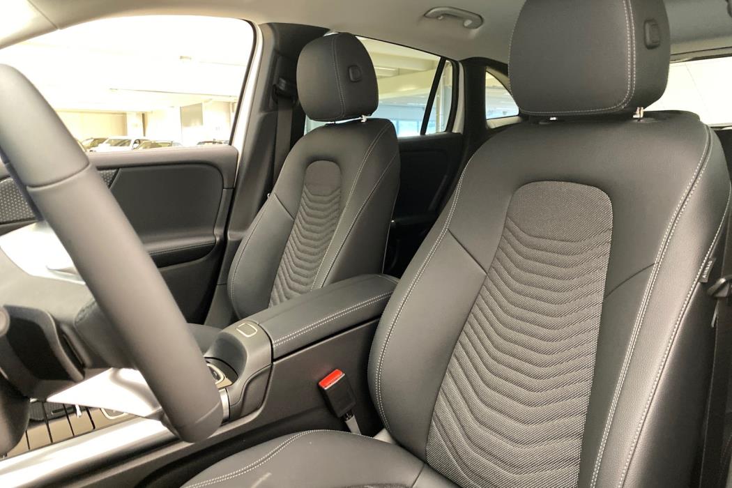 MERCEDES-BENZ GLA 2024