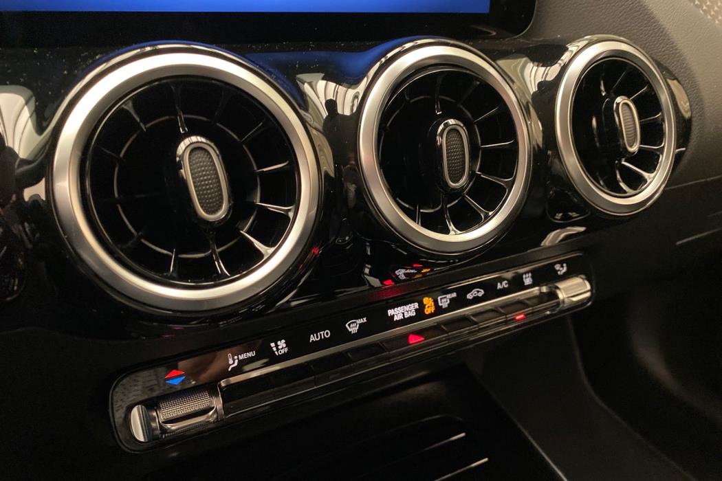 MERCEDES-BENZ GLA 2024