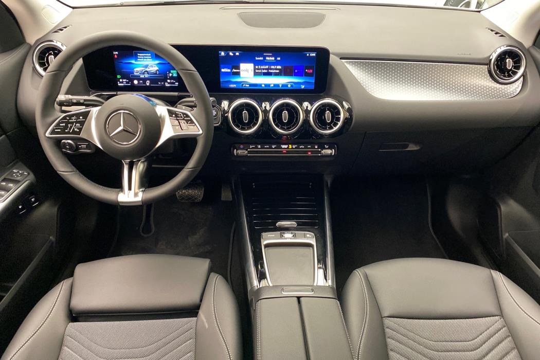 MERCEDES-BENZ GLA 2024