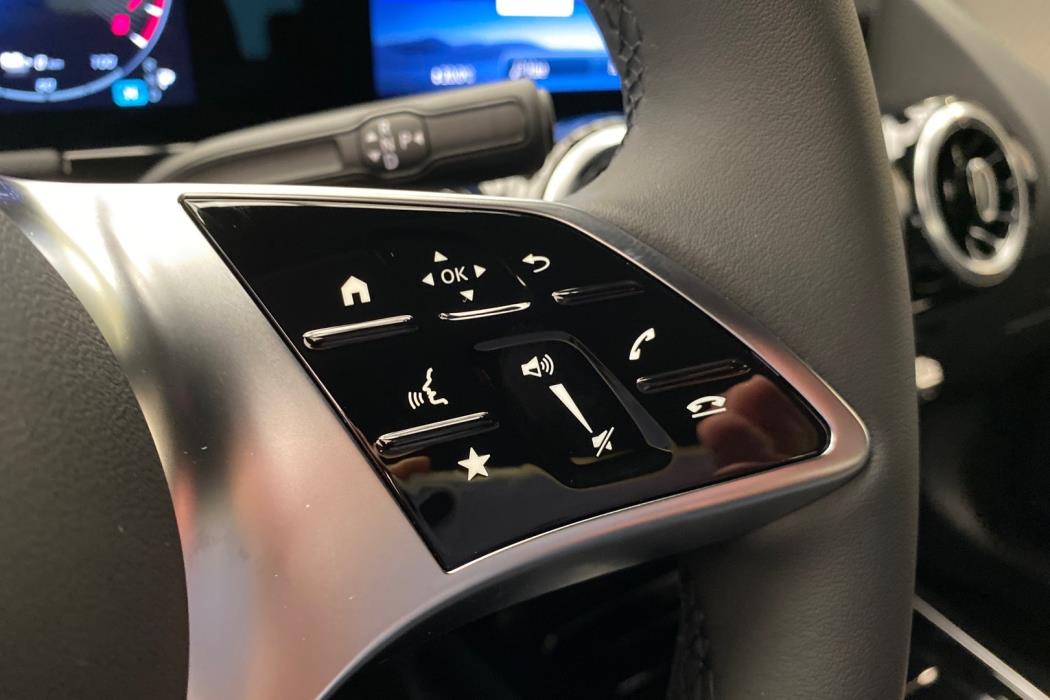 MERCEDES-BENZ GLA 2025