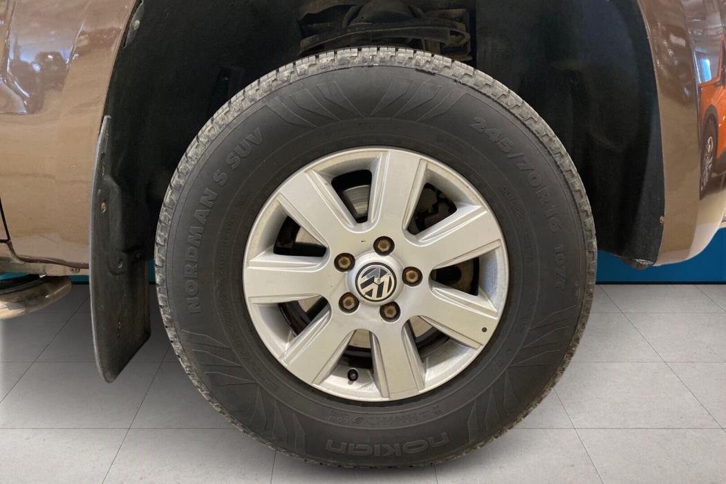 VOLKSWAGEN Amarok 2012