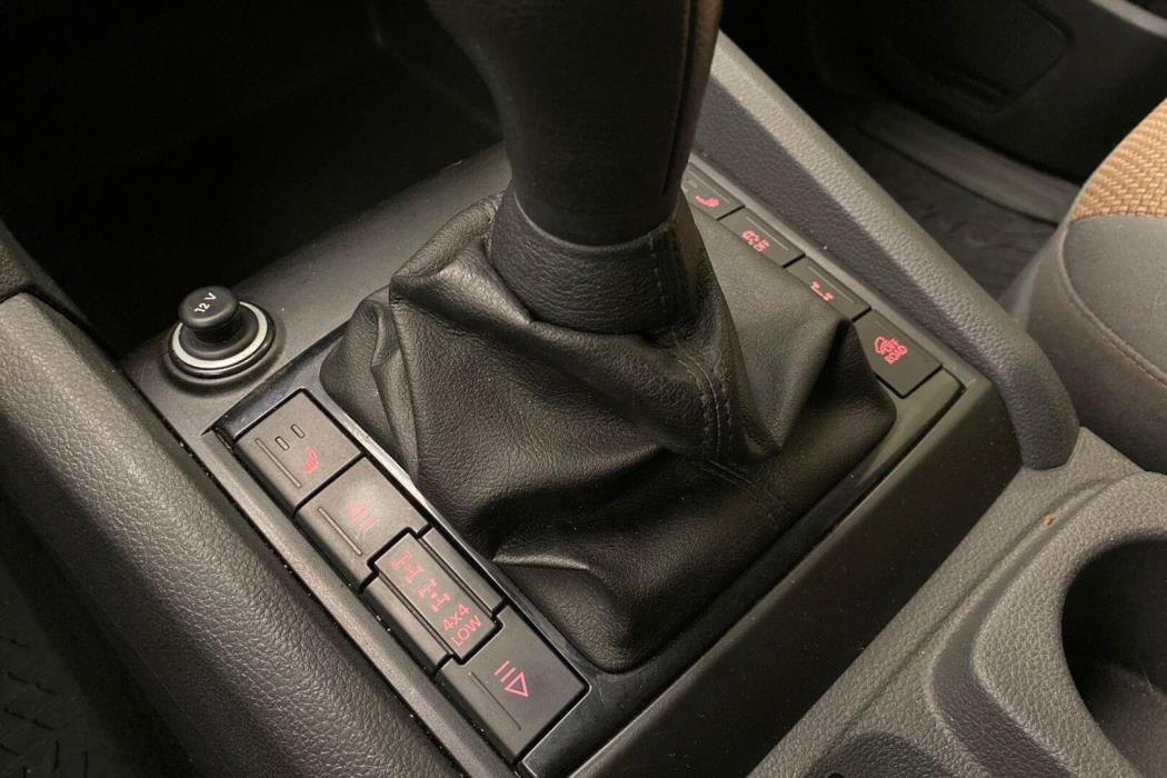 VOLKSWAGEN Amarok 2012
