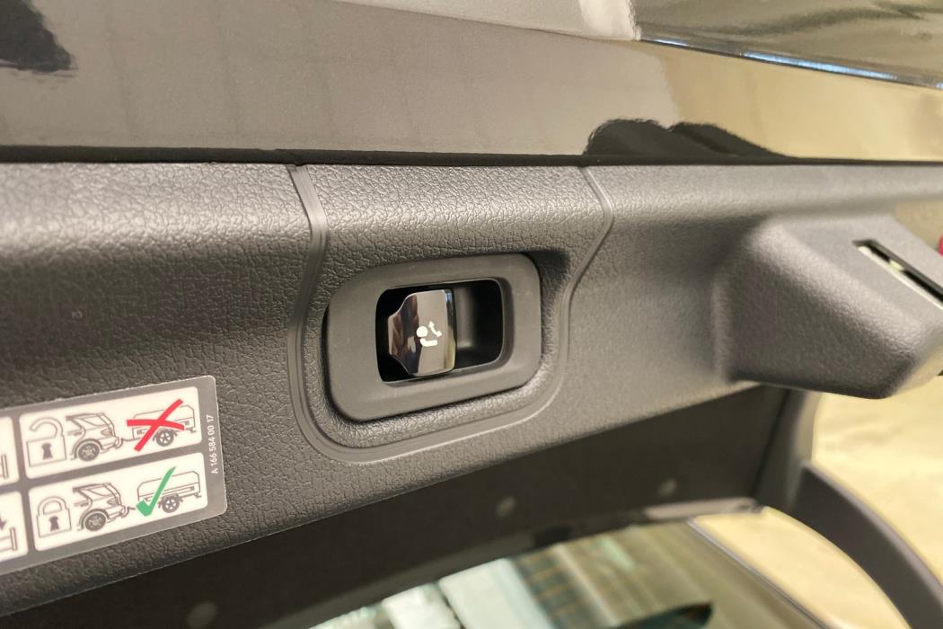 MERCEDES-BENZ EQE 2025