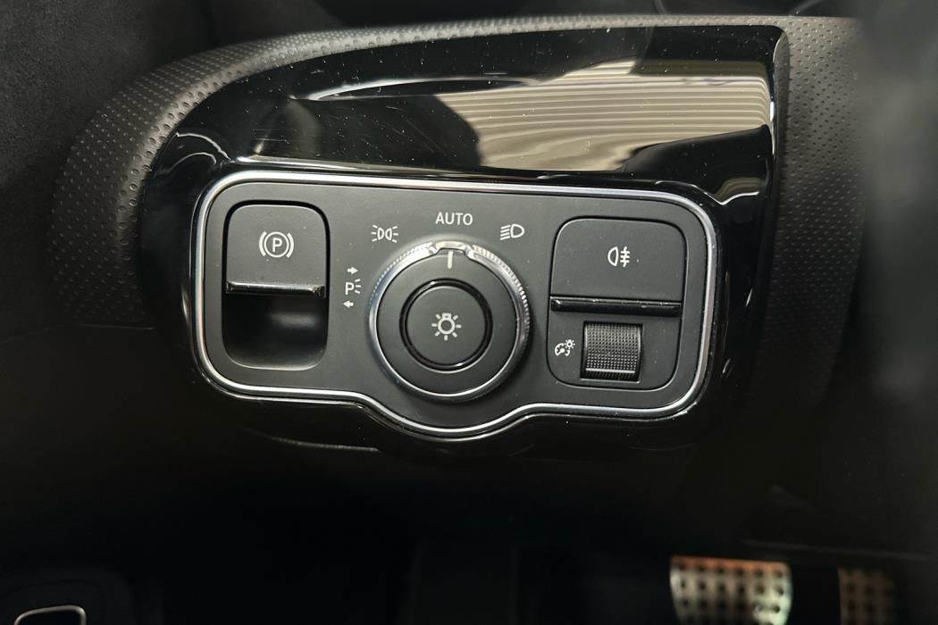 MERCEDES-BENZ A 2020