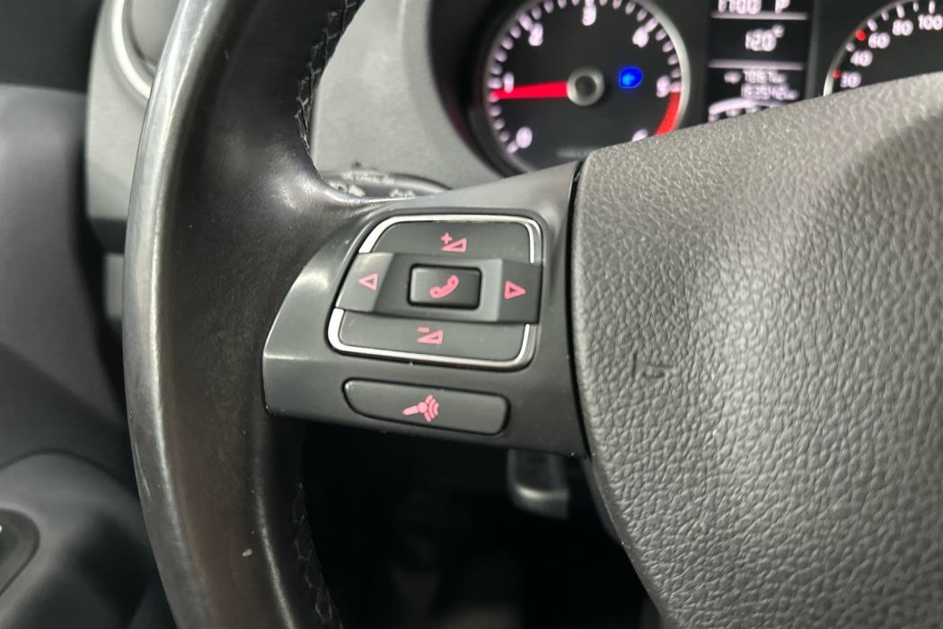 VOLKSWAGEN Amarok 2012