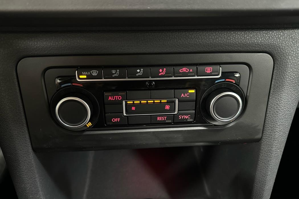 VOLKSWAGEN Amarok 2012