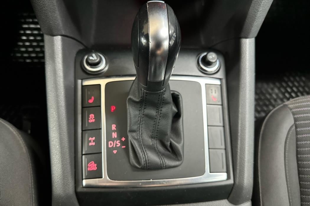 VOLKSWAGEN Amarok 2012