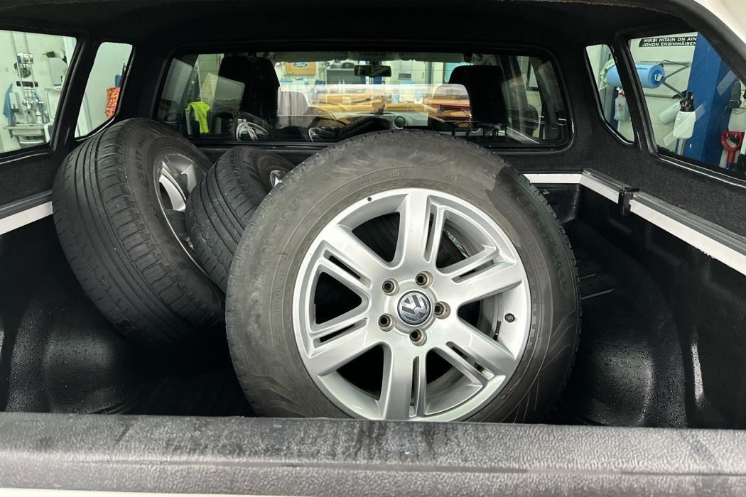 VOLKSWAGEN Amarok 2012