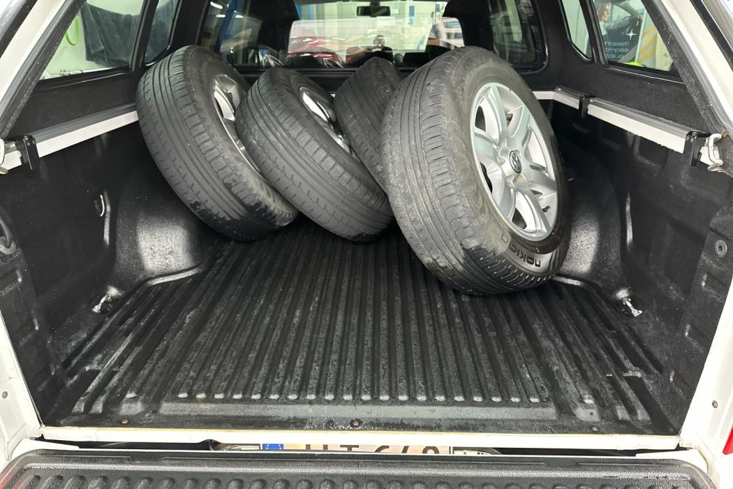 VOLKSWAGEN Amarok 2012