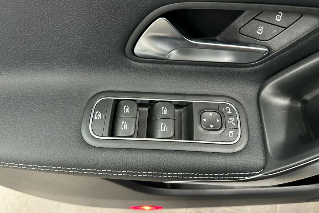 MERCEDES-BENZ CLA 2025