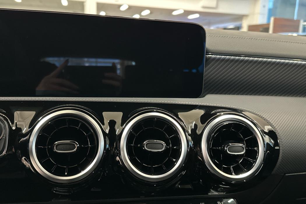 MERCEDES-BENZ CLA 2025