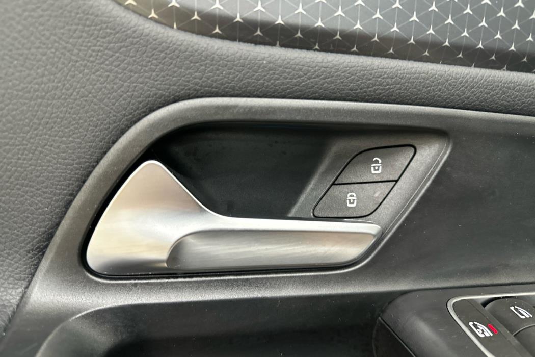 MERCEDES-BENZ EQA 2024