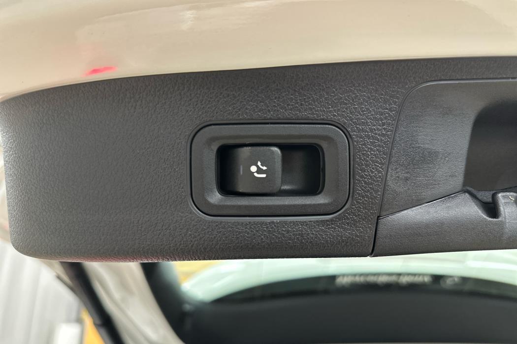 MERCEDES-BENZ EQA 2024