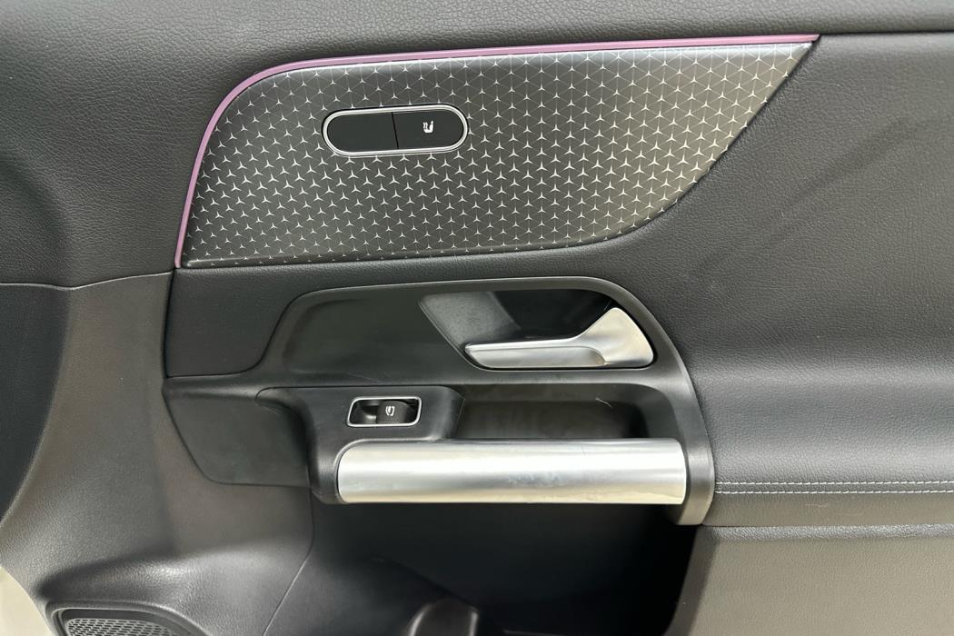 MERCEDES-BENZ EQA 2024