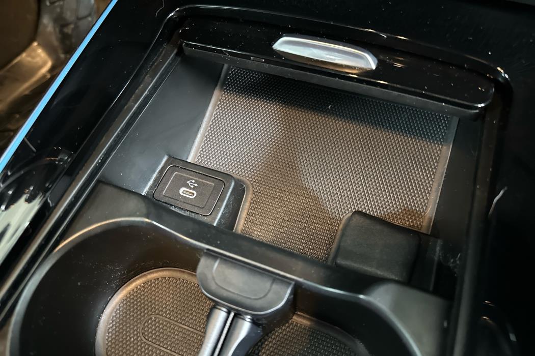 MERCEDES-BENZ EQA 2024