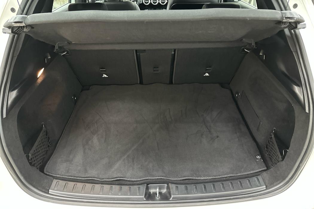 MERCEDES-BENZ EQA 2024