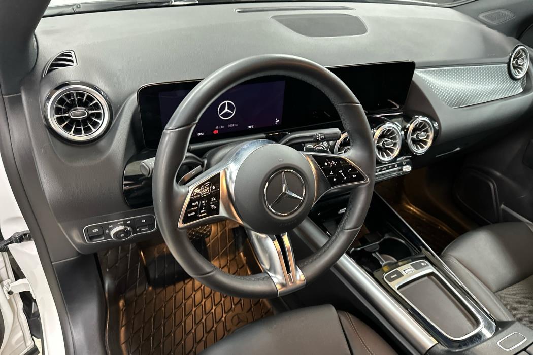 MERCEDES-BENZ EQA 2024