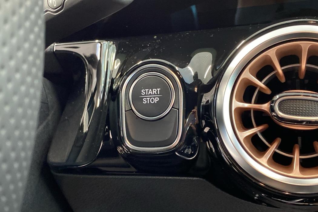 MERCEDES-BENZ EQA 2026