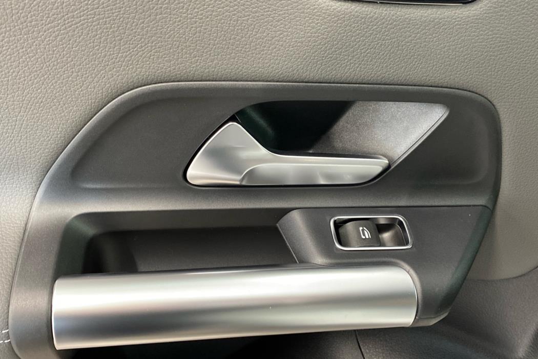 MERCEDES-BENZ EQA 2026