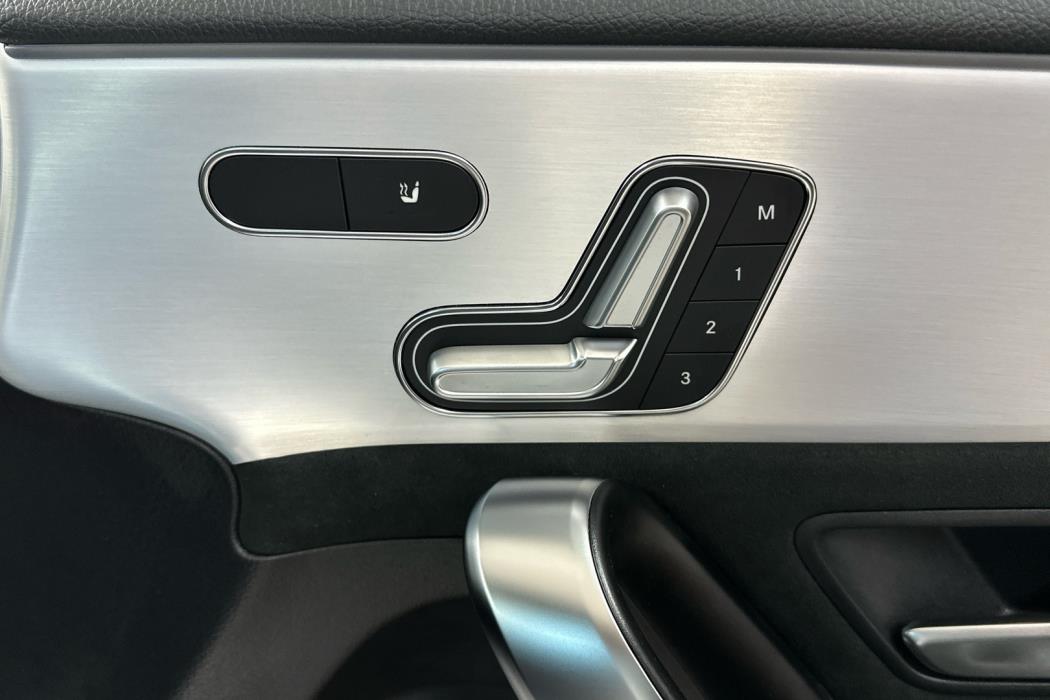 MERCEDES-BENZ A 2023