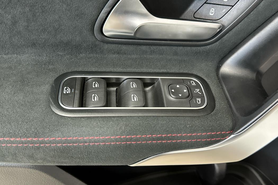 MERCEDES-BENZ A 2023