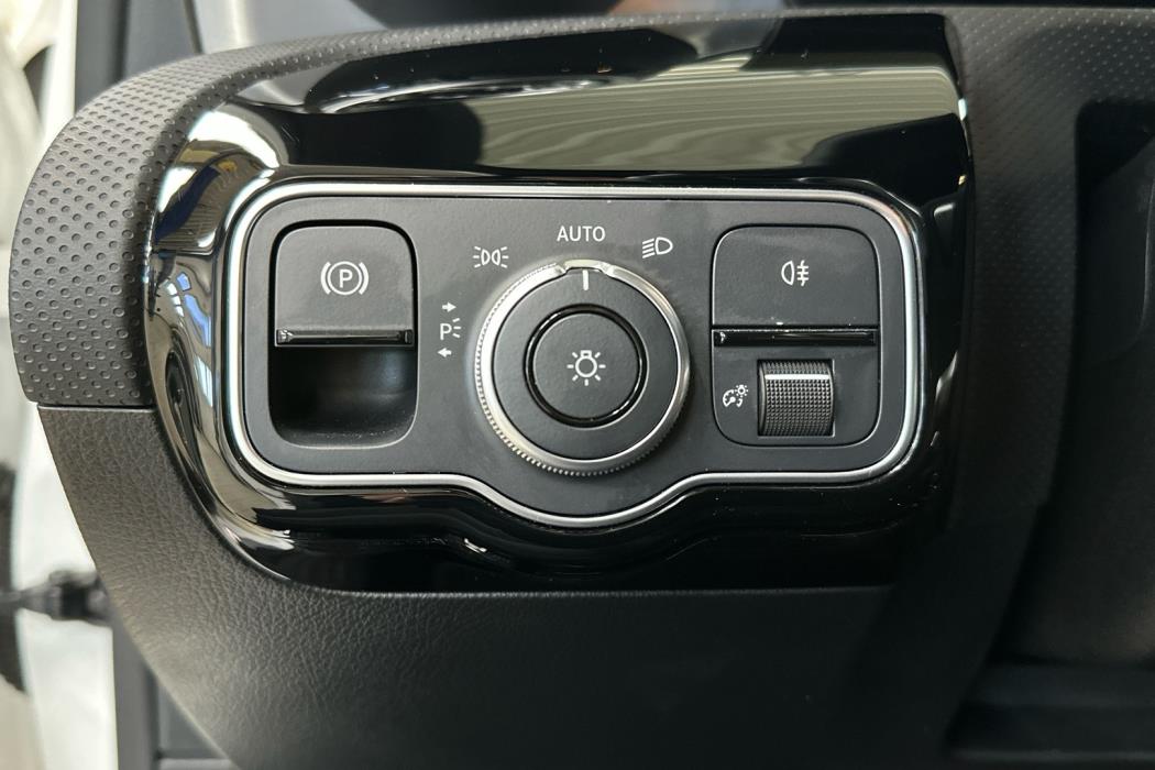 MERCEDES-BENZ A 2023