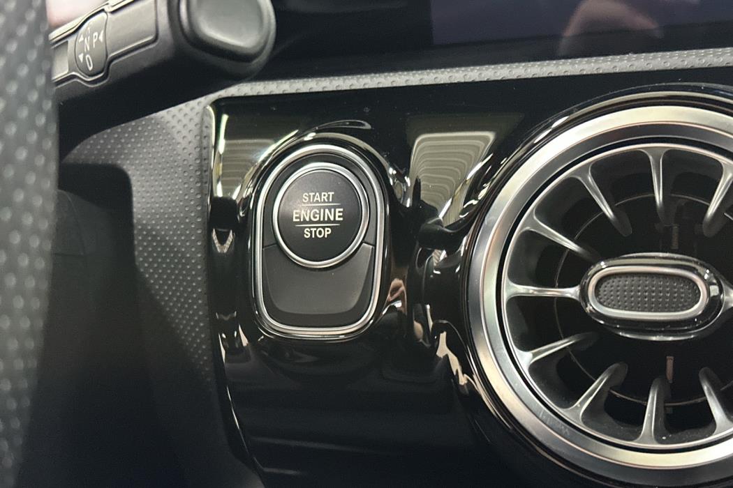 MERCEDES-BENZ A 2023