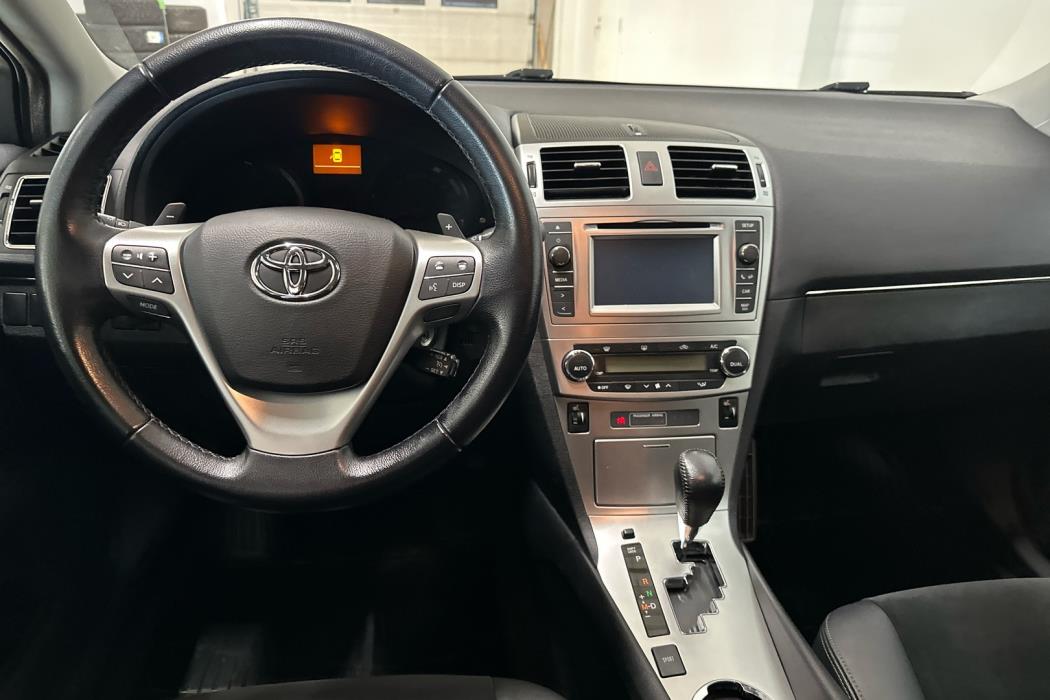 TOYOTA Avensis 2015