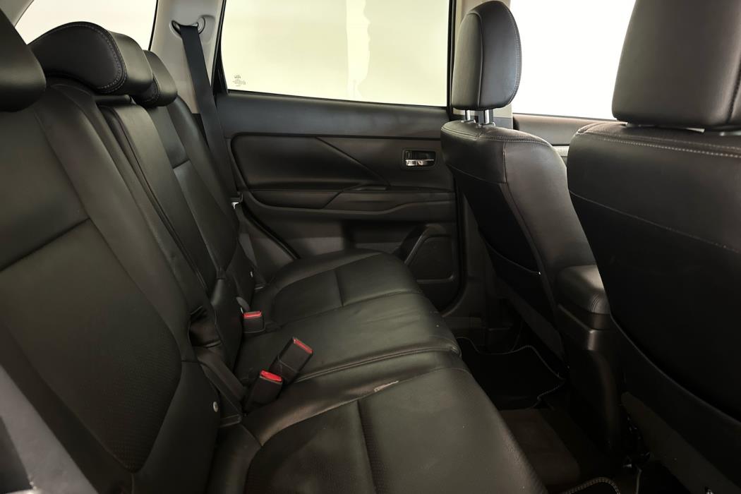 MITSUBISHI Outlander PHEV 2013