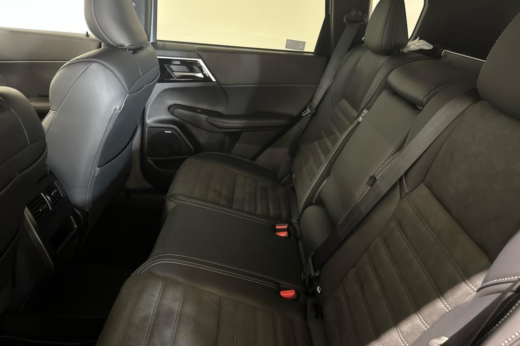 MITSUBISHI Outlander 2025