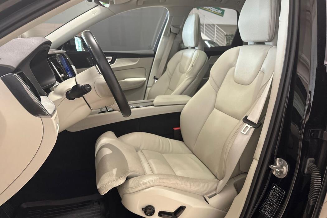 VOLVO XC60 2023