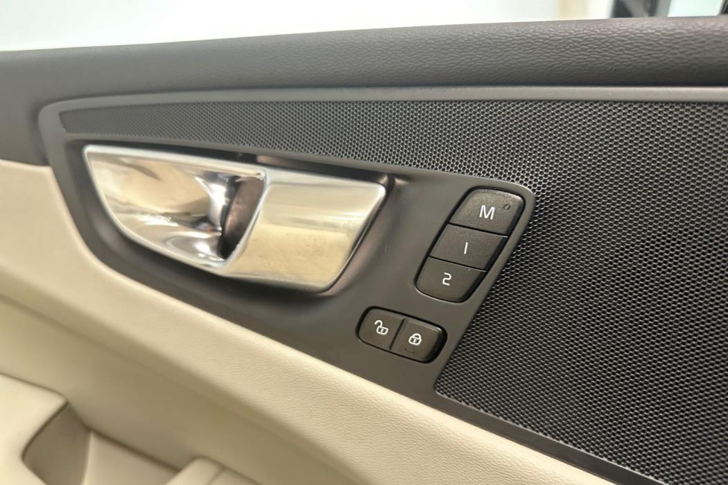 VOLVO XC60 2023