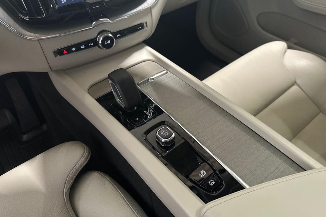VOLVO XC60 2023