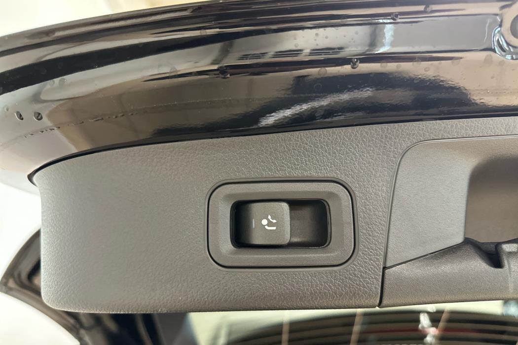 MERCEDES-BENZ EQA 2025