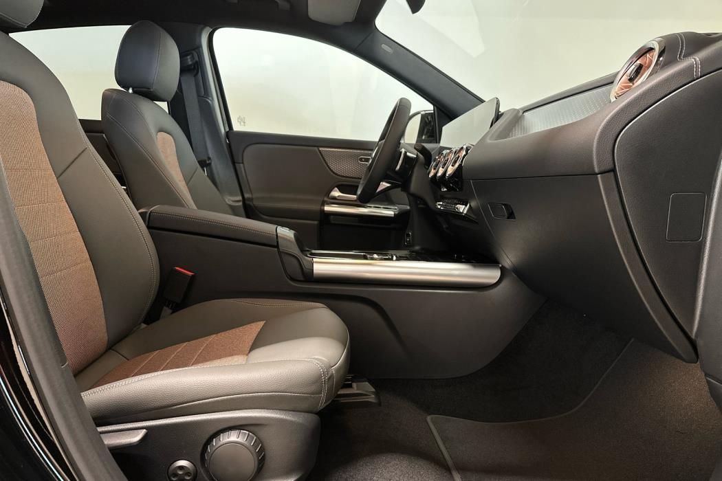 MERCEDES-BENZ EQA 2025