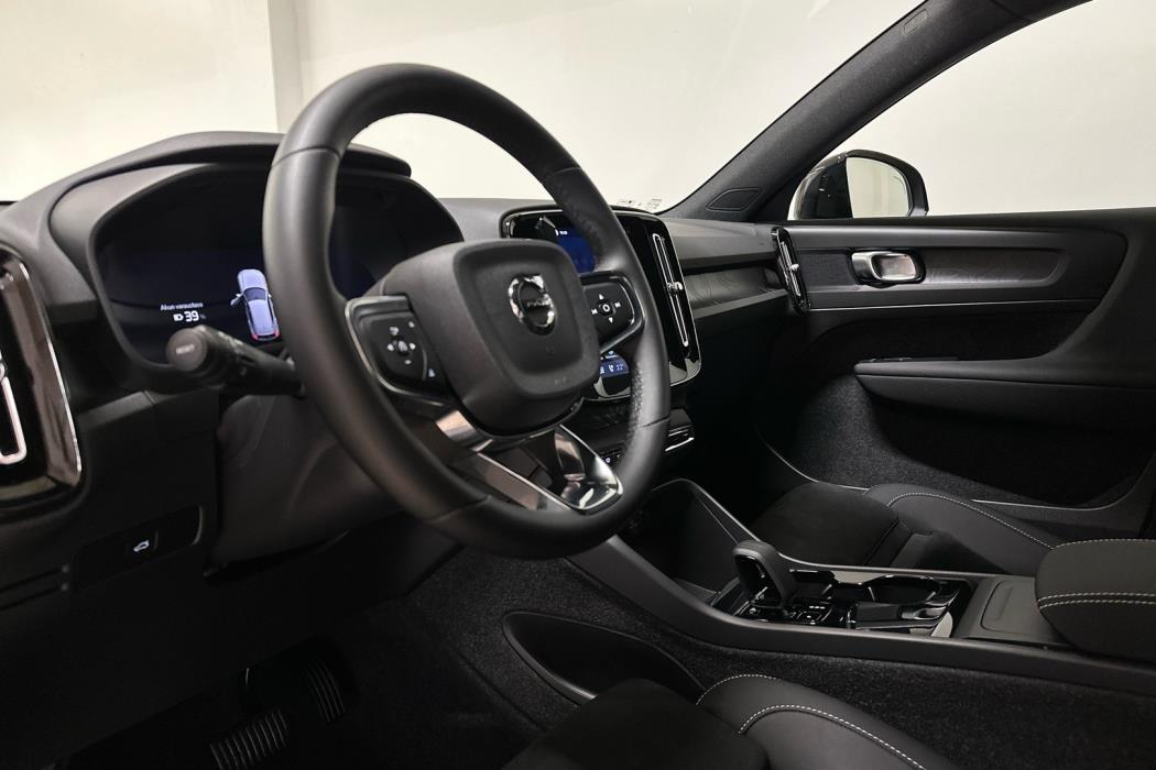 VOLVO EX40 2025