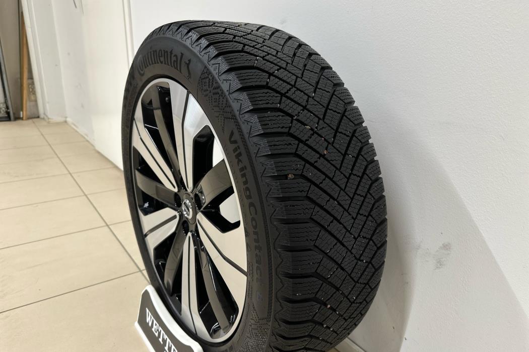 VOLVO EX40 2025