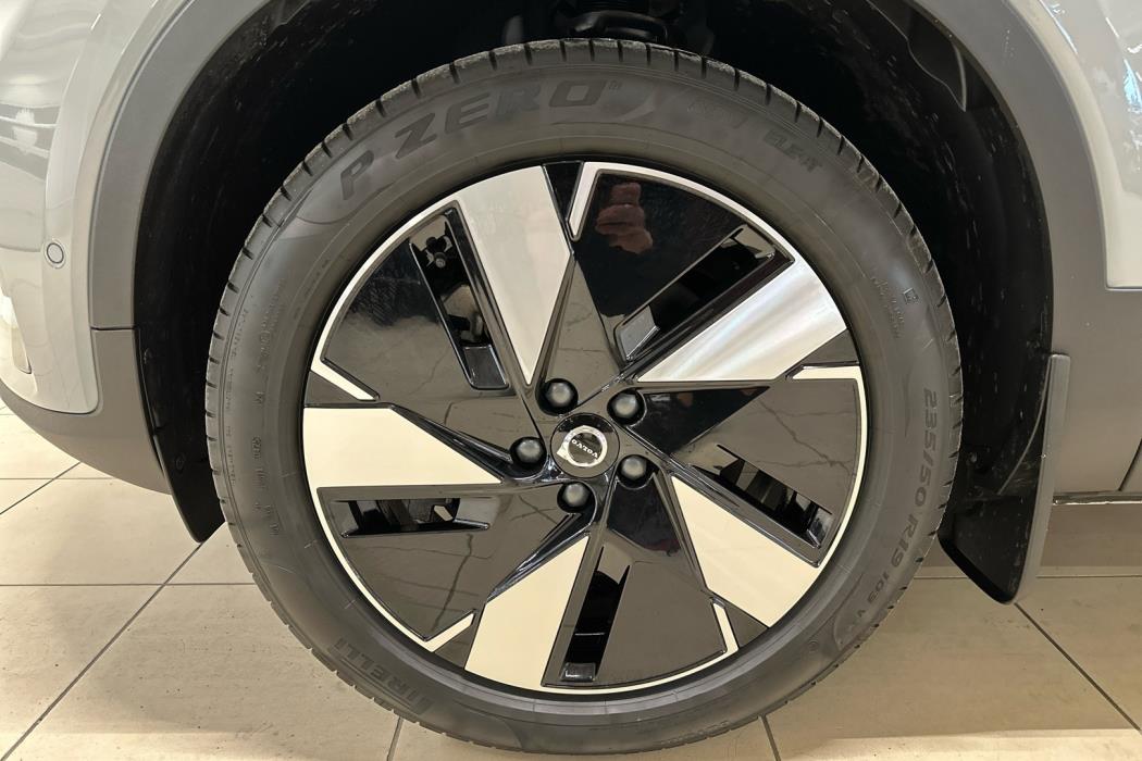 VOLVO EX40 2025
